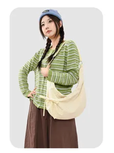 Primo piano dettagliato della borsa a tracolla in nylon casual con tessuto a righe.