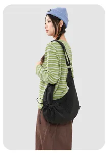 Borsa a tracolla in nylon nero a quadri, grande borsa a sacco casual per uso quotidiano.