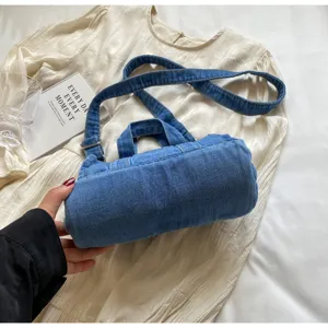 Sac a main bandouliere cylindrique en denim bleu pour femmes mode quotidienne chic.