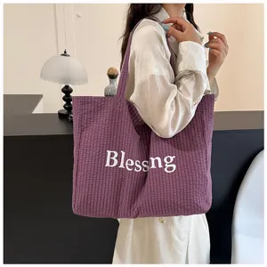 Detalles del bolso tote de nailon plisado morado, con diseño casual y elegante.