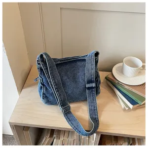 Borsa a tracolla casual in denim lavato con spallina larga, leggera per ogni giorno.