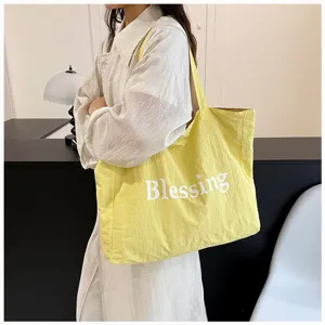 Bolso bandolera impermeable de nylon estilo coreano gran bolso tote vista de detalle