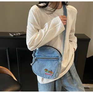 Vue détaillée du sac bandoulière en denim de style coréen avec jolie broderie de teckel.