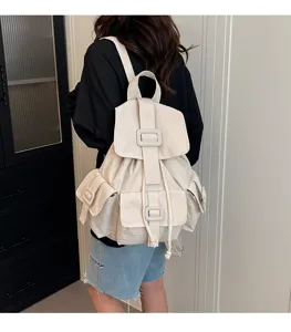 Vista detallada de la mochila casual de nylon con múltiples bolsillos prácticos.