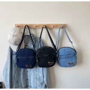 Sac bandoulière en denim décontracté avec broderie chien, sac rond tendance pour femme au quotidien.