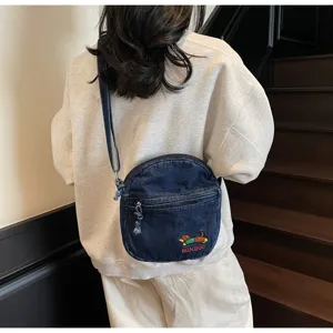 Sac bandoulière en denim décontracté avec broderie de chien, idéal pour les déplacements quotidiens.