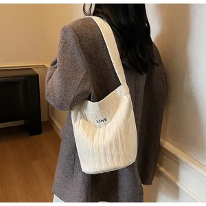 Minimalist pleated shoulder bag, casual chic crossbody handbag, relaxed large capacity daily style.