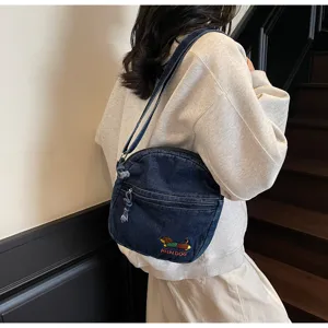 Vue détaillée d'un sac bandoulière en denim style coréen avec broderie de chien et fermeture.