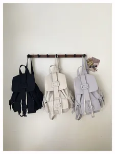 Vista detallada de la mochila de lona informal con opciones de color y diseño de solapa.