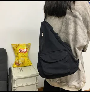Vue détaillée de sac bandoulière en toile décontracté, sac poitrine rétro de grande capacité.