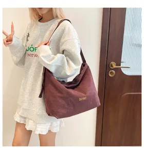 Vista detallada del bolso de lona retro informal, que muestra gran capacidad y gran elegancia.