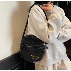 Sac bandoulière en denim noir avec broderie de teckel et fermeture éclair pour le travail.
