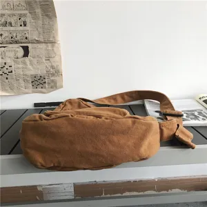 Vue détaillée du sac de poitrine en toile unie rétro, montrant le tissu et la sangle.