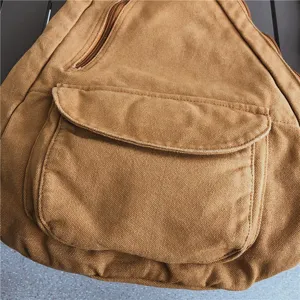 Gros plan de la texture du tissu du sac de poitrine bandoulière en toile vintage et poches.