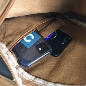 Vue détaillée de l'intérieur du sac en toile avec poche zippée et compartiment spacieux.