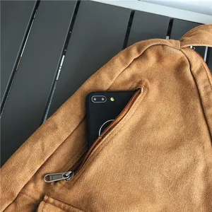 Vue détaillée de la pochette de poitrine en toile marron rétro décontractée avec fermeture éclair.