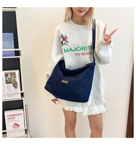 Bolso bandolera de lona azul oscuro casual con correa ancha y gran capacidad.