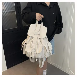 Mochila informal beige de lona con múltiples bolsillos para viajes, escuela y trabajo.
