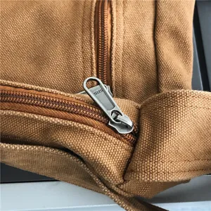 Vue détaillée du sac de poitrine en toile marron décontracté, avec tissu résistant et fermeture.