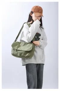 Canvas messenger bag for women, casual crossbody shoulder bag made of washed cotton, detail view.