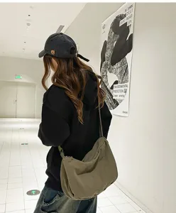 Borsa a tracolla casual in tela da donna, borsa dumpling capiente per lavoro quotidiano.
