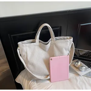 Λεπτομέλεια τσάντας shopper από κοδούροι με μεγάλη χωρητικότητα και μαλακό ύφασμα.