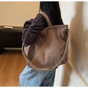 Καφέ τσάντα shopper από κοτλέ για γυναίκες, μεγάλη casual τσάντα ώμου για καθημερινή χρήση.