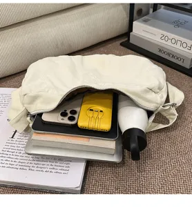 Vista dettagliata della capacità della borsa in tela con interno spazioso per oggetti utili.