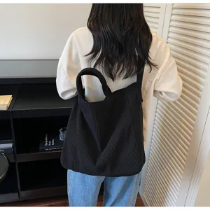 Λεπτομερής όψη της μαύρης πλεκτής τσάντας tote, casual τσάντα ώμου μεγάλης χωρητικότητας.