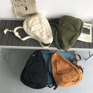 Vue détaillée du sac bandoulière en toile, sac de poitrine rétro avec poche zippée.