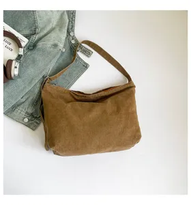 Vista detallada del bolso de hombro marrón de lona, estilo retro casual gran capacidad.