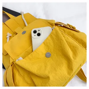 Vista detallada de una mochila casual amarilla de moda con gran capacidad y bolsillo delantero.