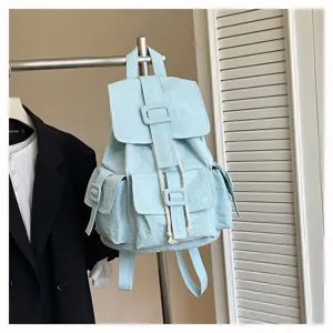 Mochila azul claro casual con múltiples bolsillos y cordón para uso diario y escolar.