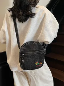 Sac bandoulière en denim délavé foncé vintage avec broderie de teckel et poche zippée.