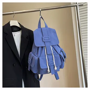 Mochila casual azul detalle con bolsillos frontales, cierre de hebilla y tela resistente.