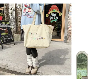 Vista detallada del bolso de hombro de nylon coreano, bolso tote beige informal con bordado.