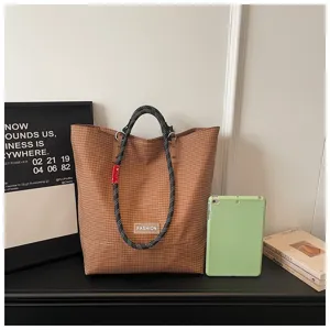 Bolso tote de lona a cuadros marrones, vista detallada del gran bolso de hombro con asa de cuerda.
