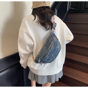 Casual denim borsttas met gekleurde band, stijlvolle heuptas voor dagelijks gebruik.