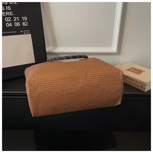 Bolso tote geométrico marrón con asa estampada para los desplazamientos diarios.