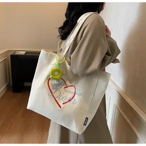 Casual τσάντα shopper από καμβά με κομψή κεντημένη καρδιά και γράμματα για καθημερινή χρήση.