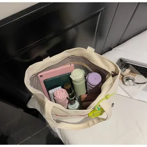 Τσάντα shopper καμβάς μεγάλη χωρητικότητα ώμου λεπτομέρεια που δείχνει ευρύχωρο εσωτερικό.