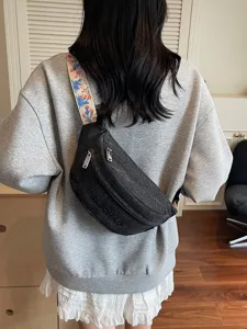 Casual denim borsttas en stijlvolle heuptas voor dames met kleurrijke geweven schouderband