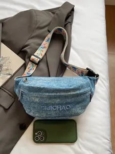 Stijlvolle denim borsttas casual sport commuter schoudertas met etnische geborduurde riem.