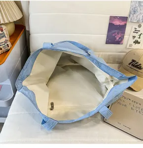 Vista detallada del interior del bolso tote de nylon de estilo coreano con gran capacidad.