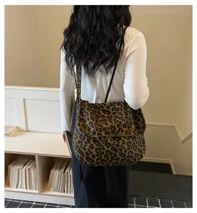 Bolso bandolera de lona con estampado de leopardo, gran bolso mensajero para uso diario.