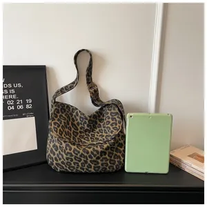 Vista detallada del bolso de lona al hombro con estampado de leopardo para diario.