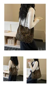 Vista detallada del elegante bolso de hombro de lona con estampado de leopardo y gran capacidad.