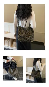 Vista detallada del elegante bolso bandolera de lona con estampado de leopardo y gran.