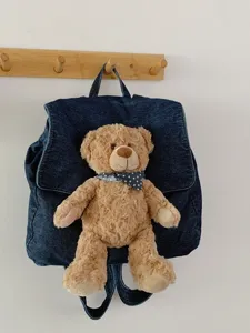Koreatikou stil jeans sakidio platis me xaritomeno arkoudaki, casual tsanta gia foitites.