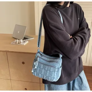 Λεπτομερης οψη της casual ρετρο τσάντας ωμου απο denim με πολλαπλα πρακτικα τσεπακια.